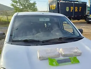 PRF apreende 2,2 kg de cocaína no painel de carro em Serra Talhada