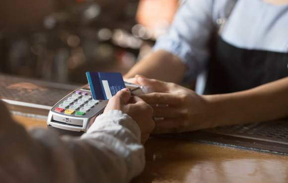 Juros do cartão de crédito sobem e atingem 429,5% ao ano em junho